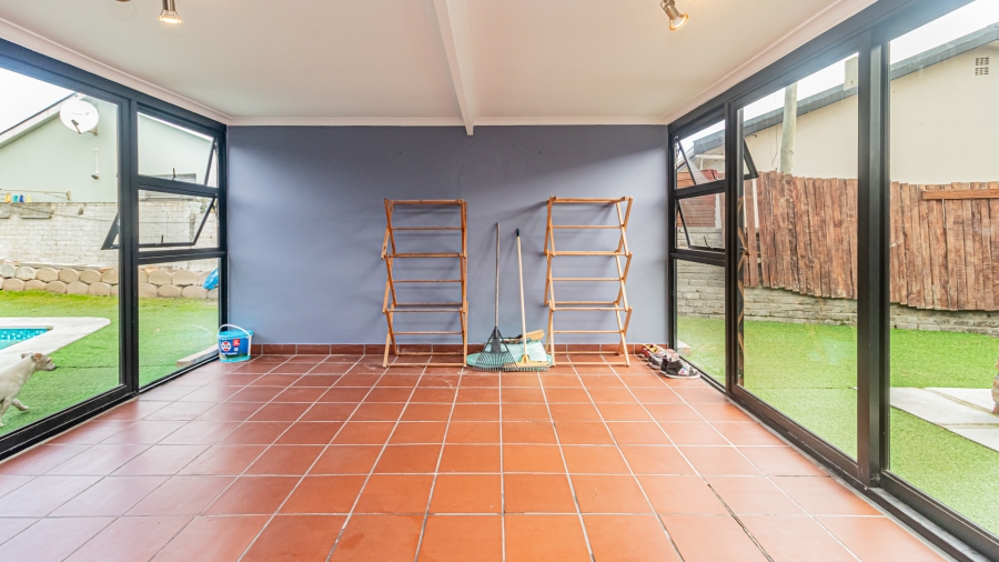 5 Bedroom Property for Sale in Sunnydale Western Cape